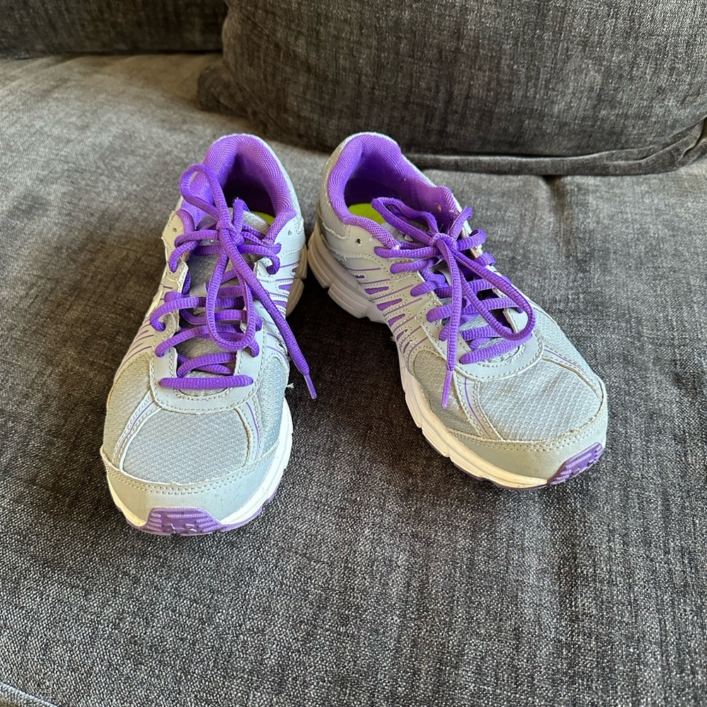 Under armor gray tennis shoes, size 7 1/2